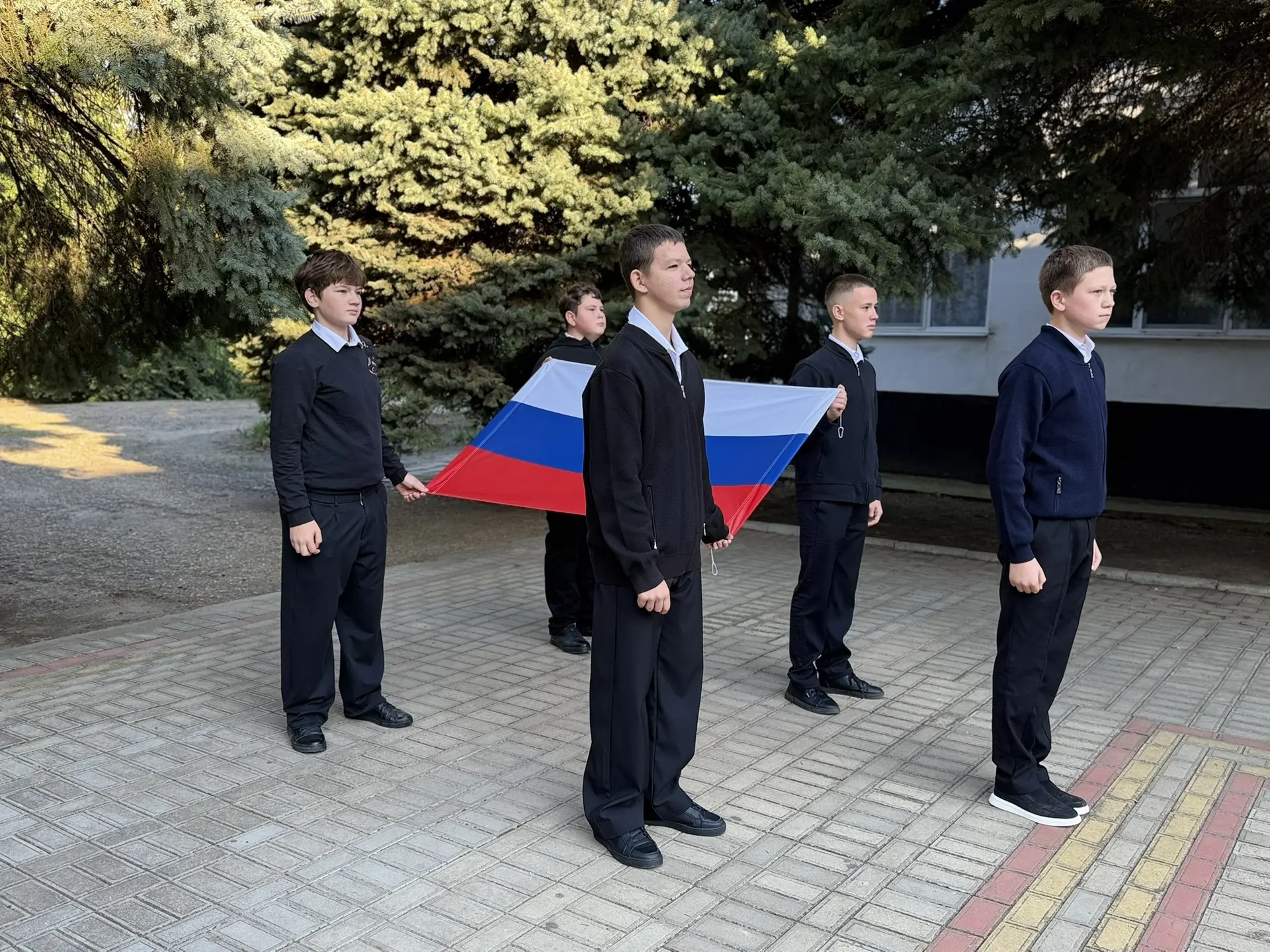 5 октября утро в нашей школе началось с торжественной линейки: вынос Государственного ф...