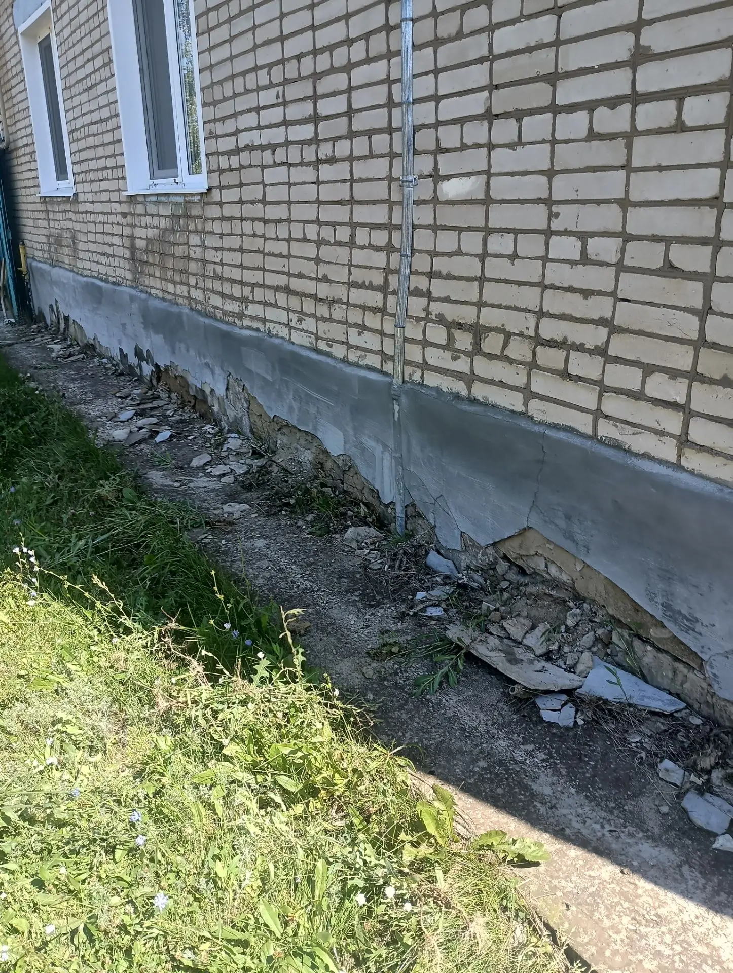 Восстановили разрушенный цоколь многоквартирного дома по пл. Луговая 9.