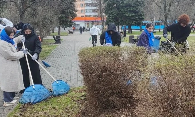 Не словом, а делом: студенты МК № 7 вышли на субботник в Лосиноостровском районе  👫 Студенты Медицин