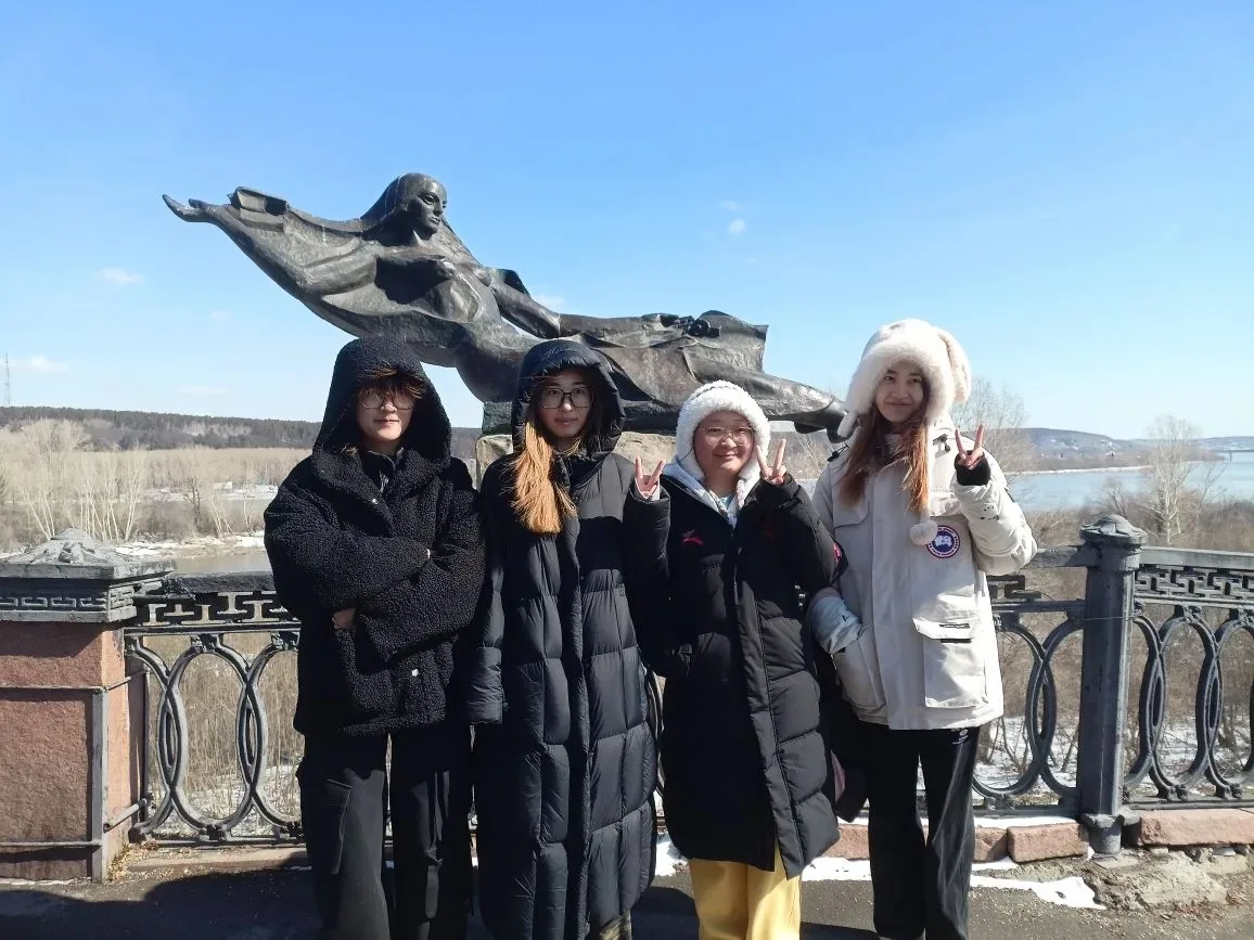 Иностранные студенты КемГИК познакомились с историческим центром Кемерова в рамках пешеходной экскур