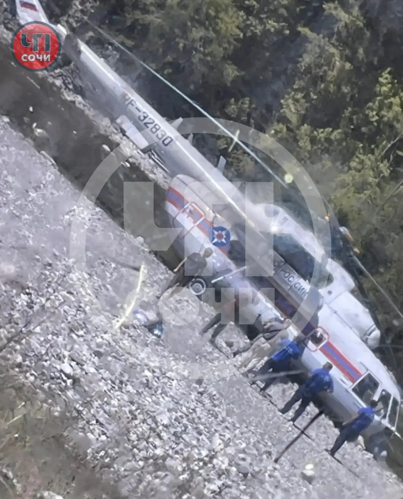 Вертолёт МЧС совершил жёсткую посадку прямо в реку Аше в Сочи