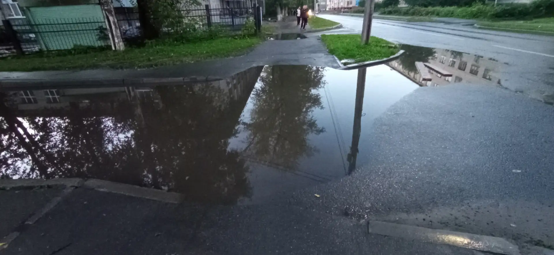 Вот такой замечательный пруд появляется между домами 19 и 21 по ул. Гоголя после дождей...