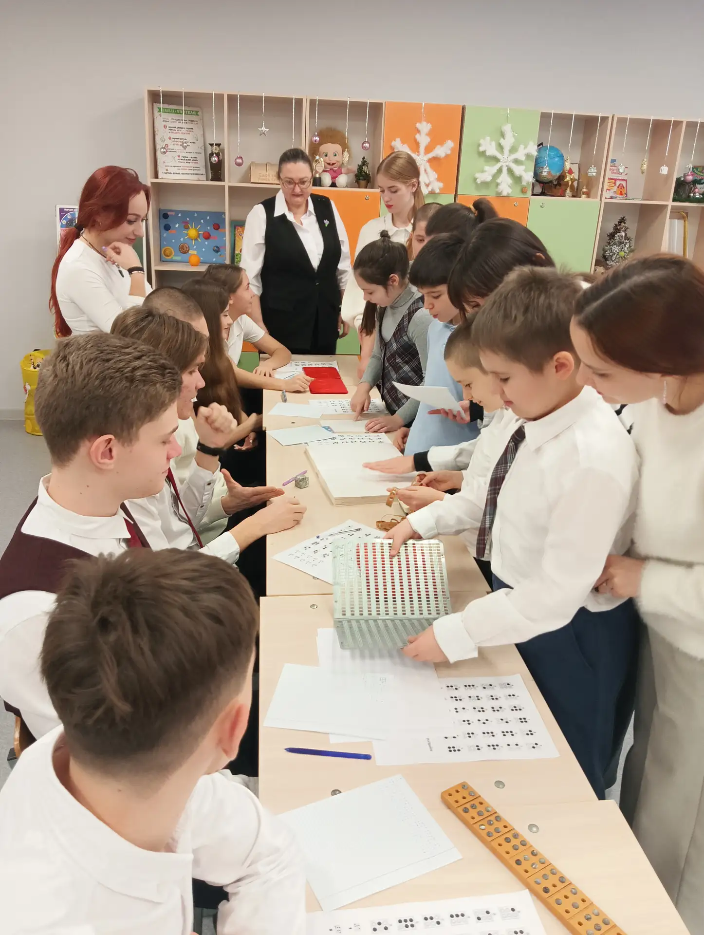 В классе для обучения детей с ограниченными возможностями здоровья (аутизмом и интеллектуальными нар