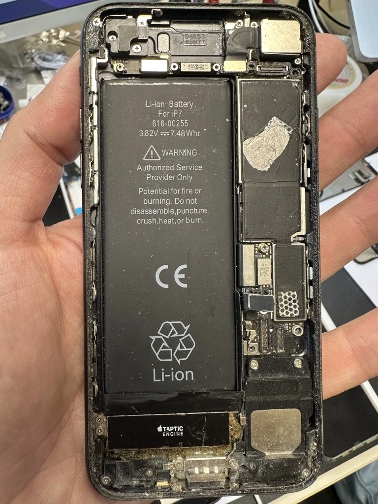 Принесли тут iPhone 7 на замену аккумулятора и мы воочию увидели что значит «мхом порос...