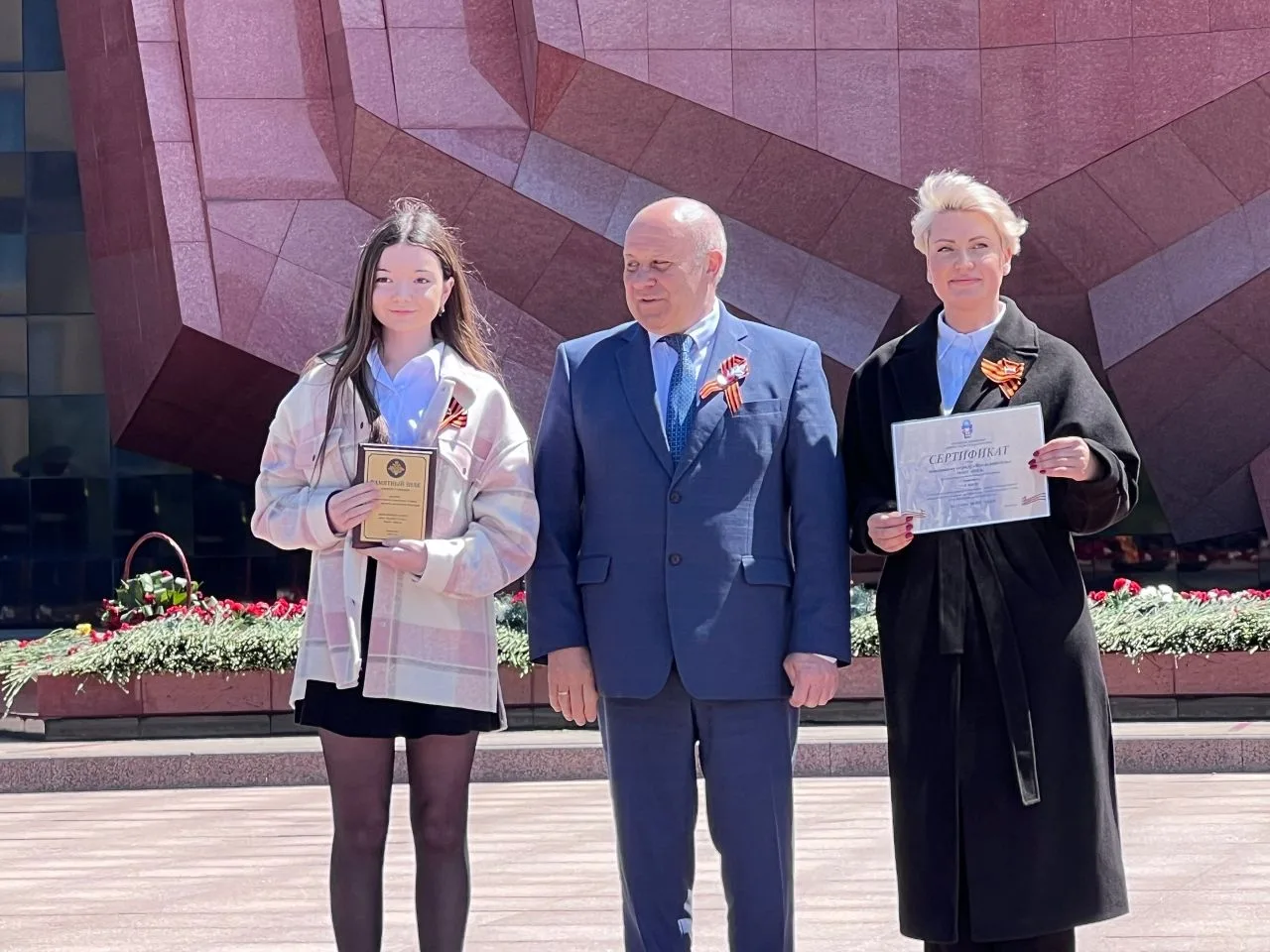 Вы все уже знаете, что вчера произошло на Мемориале площади Славы из предыдущего поста. Но если не в