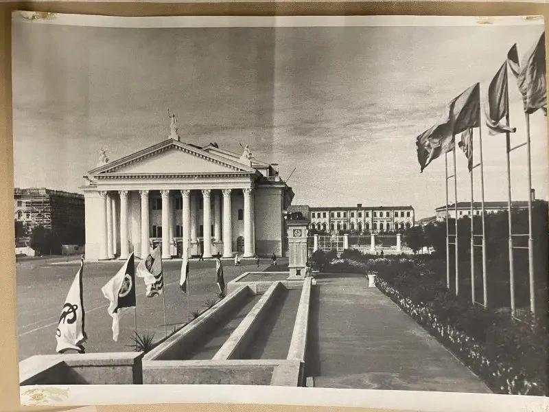 ➡️На фото - Центральный район Сталинграда в 1952 году. Здание на фоне - Драматический театр имени М.