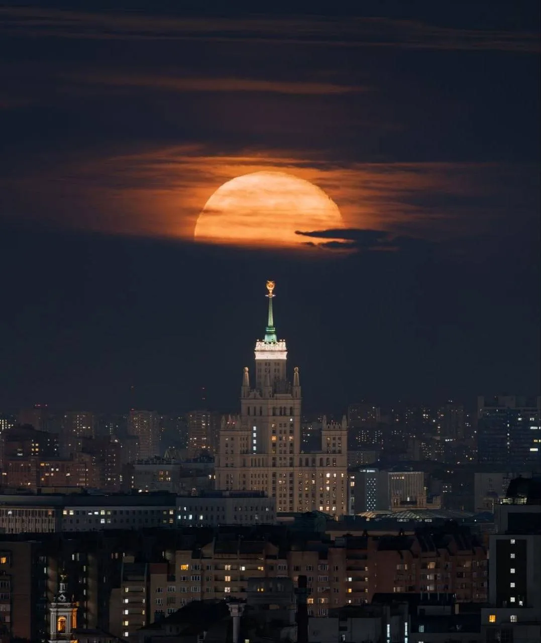 Последнее полнолуние этого лета над столицей