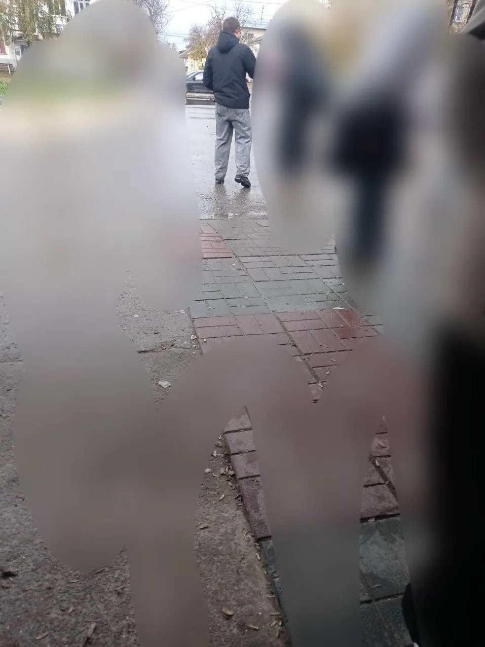 хотела бы пообщаться с мальчиком, есть ли у него кто?