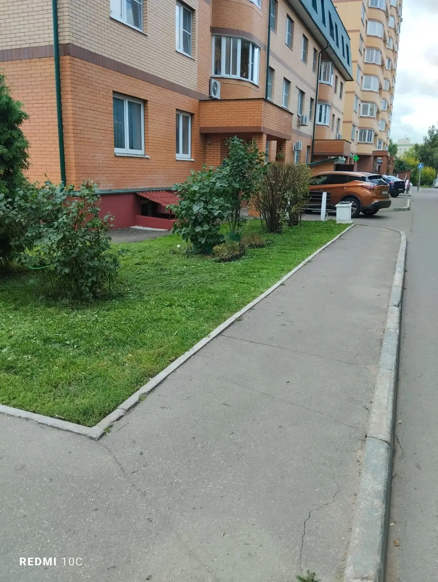Произведёт покос газона на территории ЖК «Дедовский».