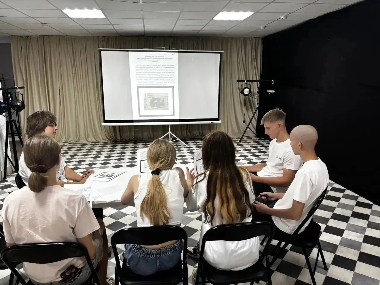 🥇🧑‍🔬🧐 Волонтеры молодежного отдела Дома культуры "Юность" собрали конструктор великих открытий: 