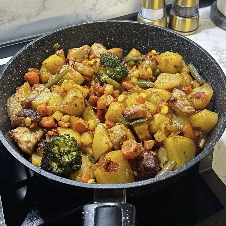 Давайте приготовим аппетитную картошку с курицей на сковороде — румяную, сочную и очень...