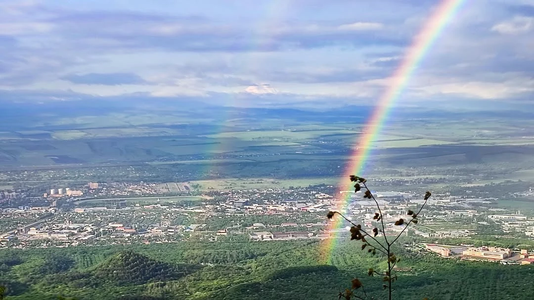 Снимки и комментарий фотографа Елены Брежицкой:  Сегодня в шесть утра роскошная радуга с вершины Беш