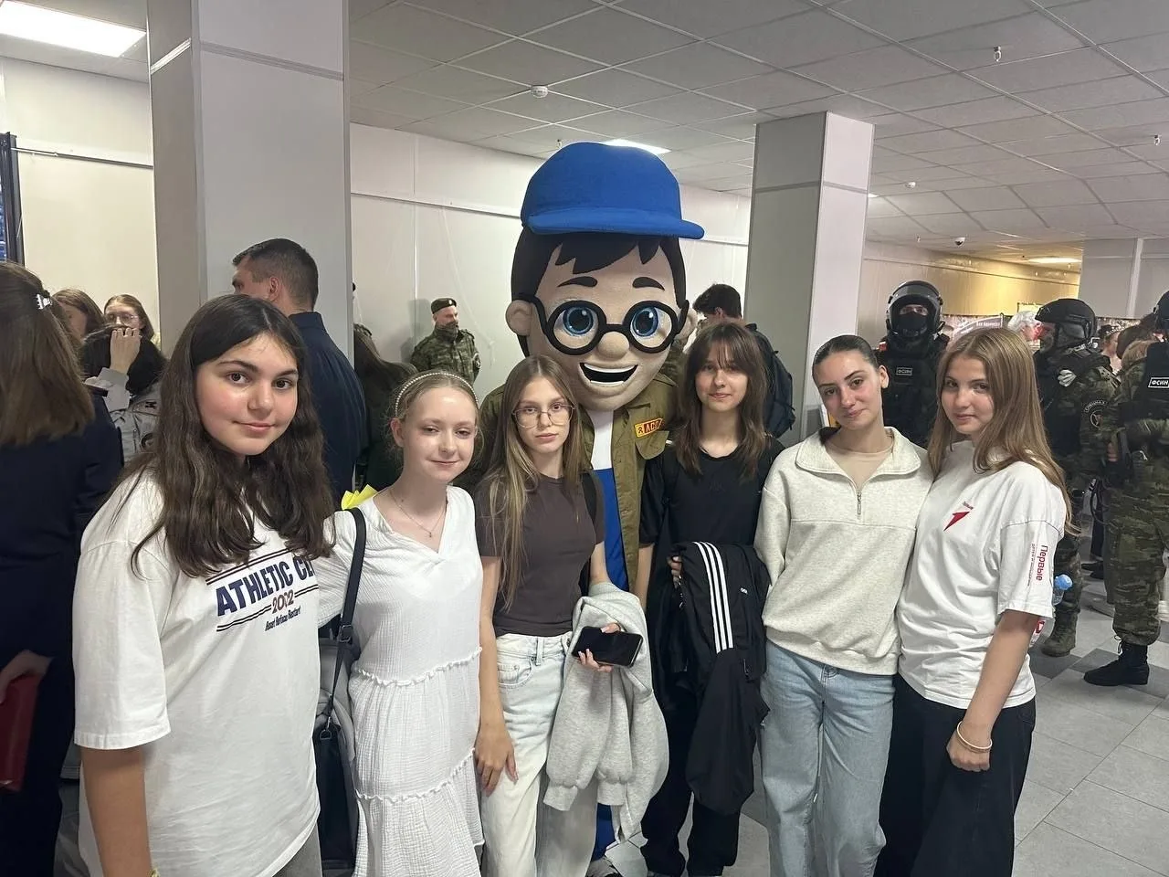 👦👧Сегодня ребята нашей школы посетили дворец единоборств имени Артёма Осипенко, где с...