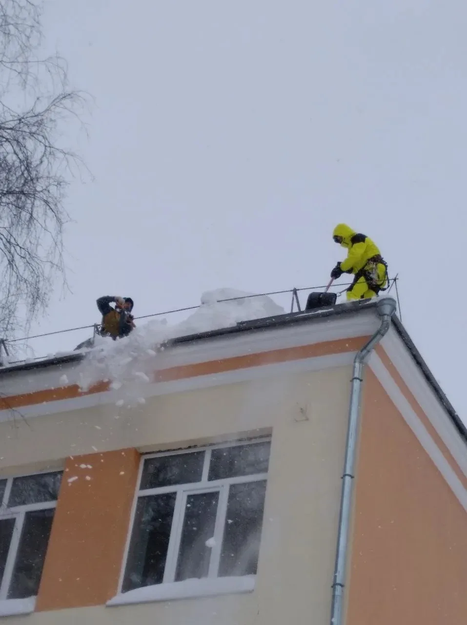 Зима в этом году выдалась снежная. На крышах зданий большое скопление снега и наледи.  Образовательн