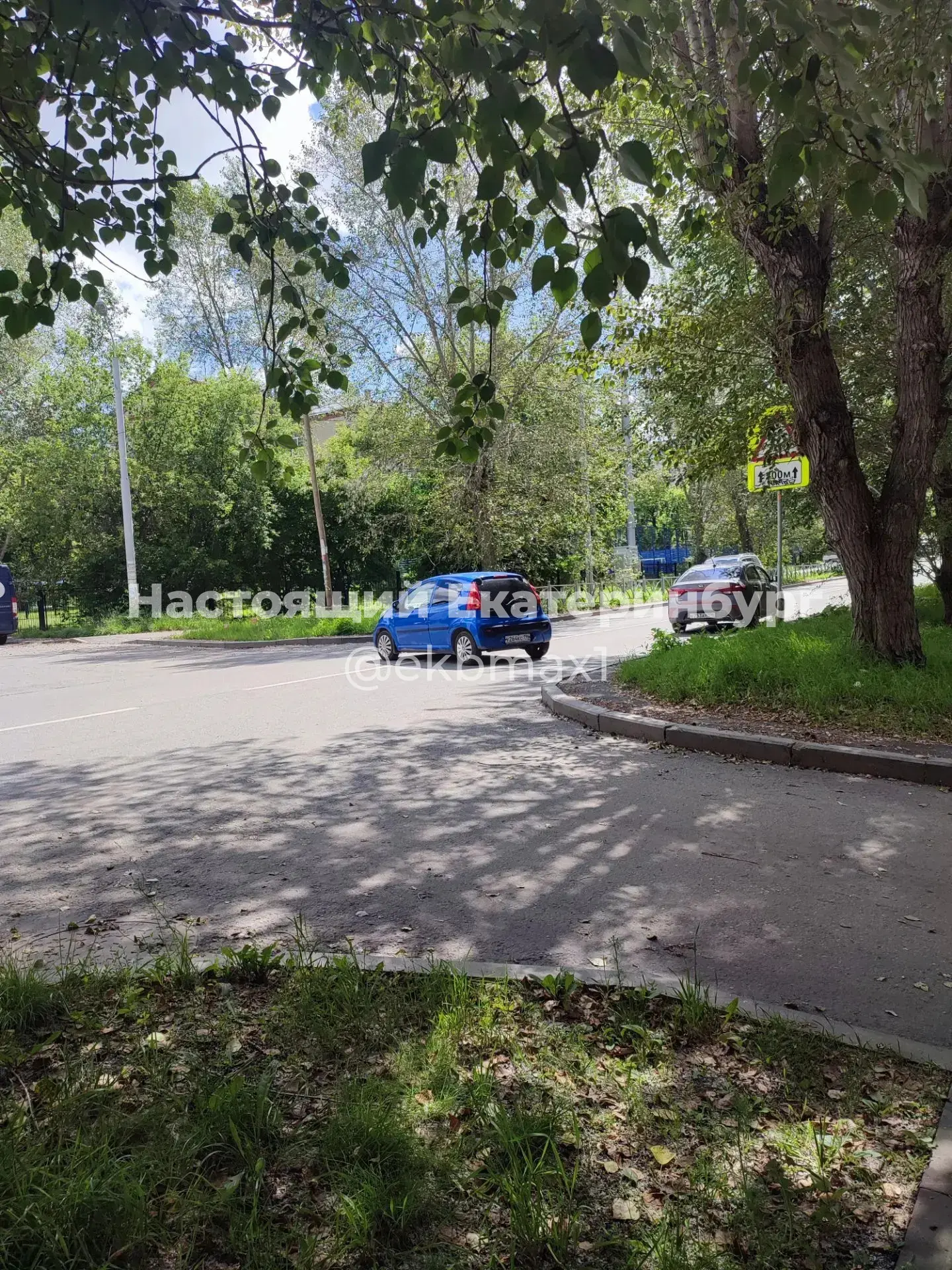 На ул. Заводская, напротив "Менталитета", машинка застыла прямо на проезжей части. Хозяина или следо