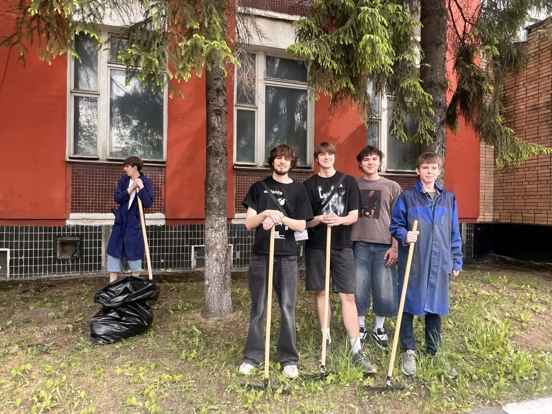 Студенты МФ на субботнике