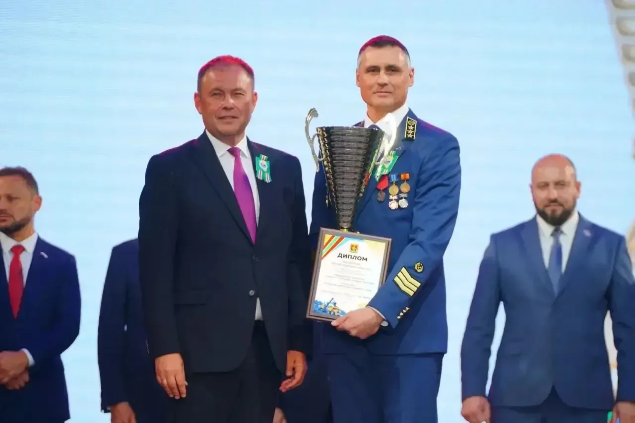 Вручил нашим угольщикам награды за победу в конкурсе «Кузбасс — угольное сердце России».