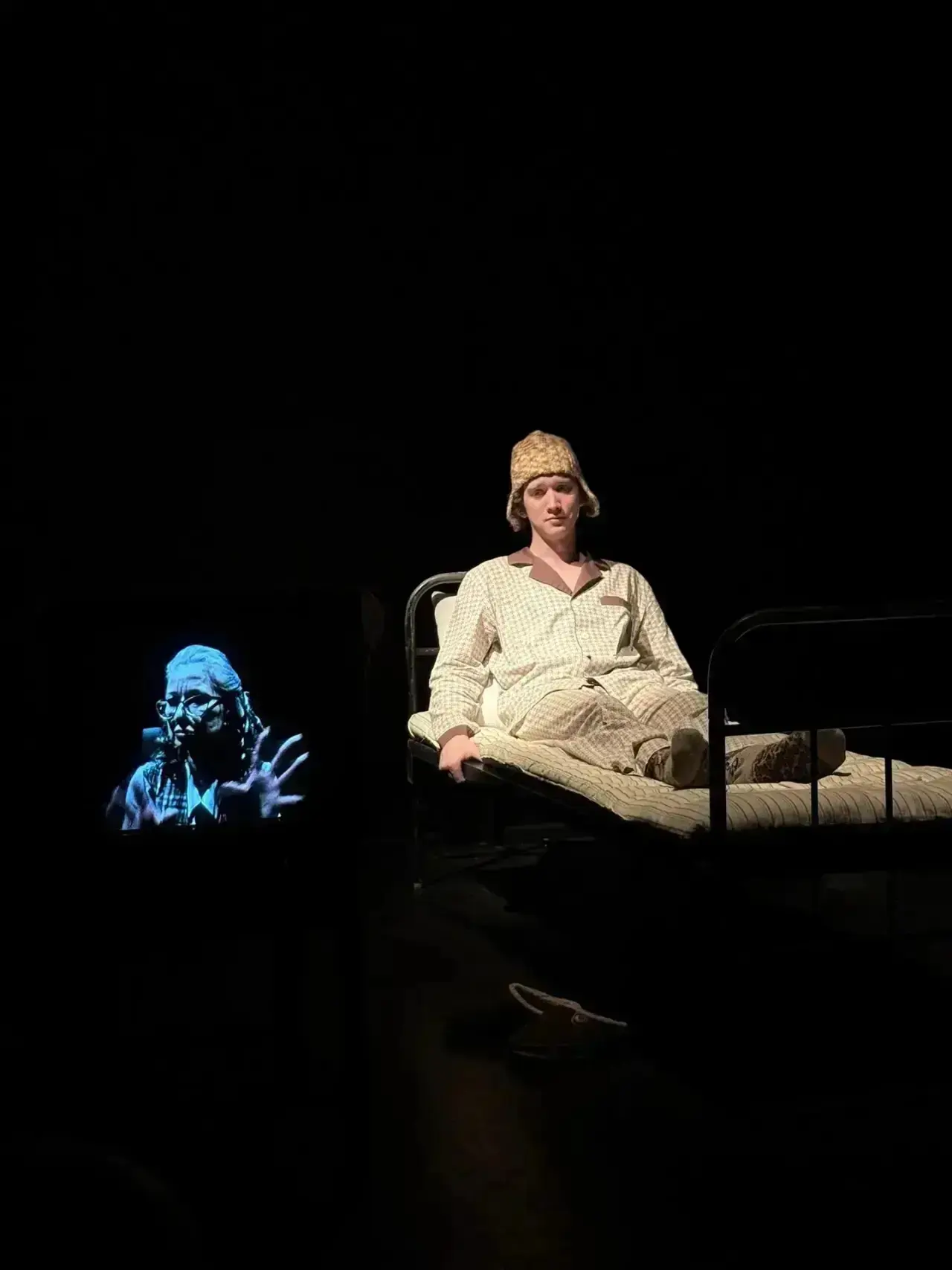 Камерный спектакль «Моя бабушка курит трубку» в драмтеатре 🎭💔