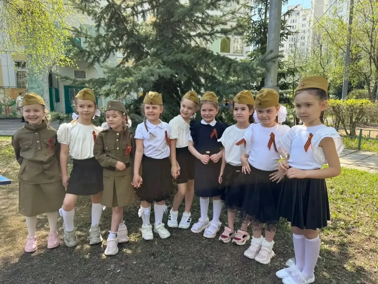Дорогие учителя, ученики и родители!  Поздравляем вас с 81-й годовщиной Победы в Великой Отечественн