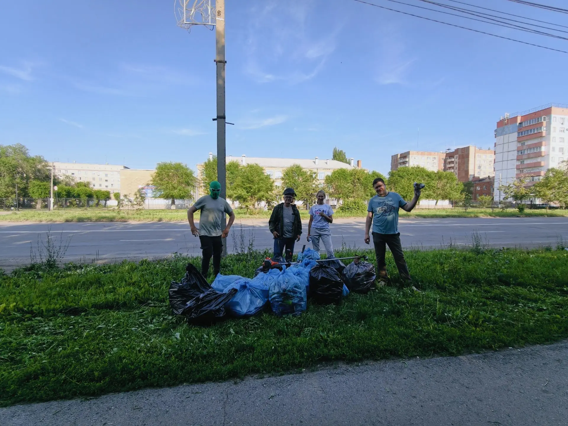 В самом центре Копейска есть 300-метровый участок брошенный на произвол судьбы. 
Мусор из урн не выв