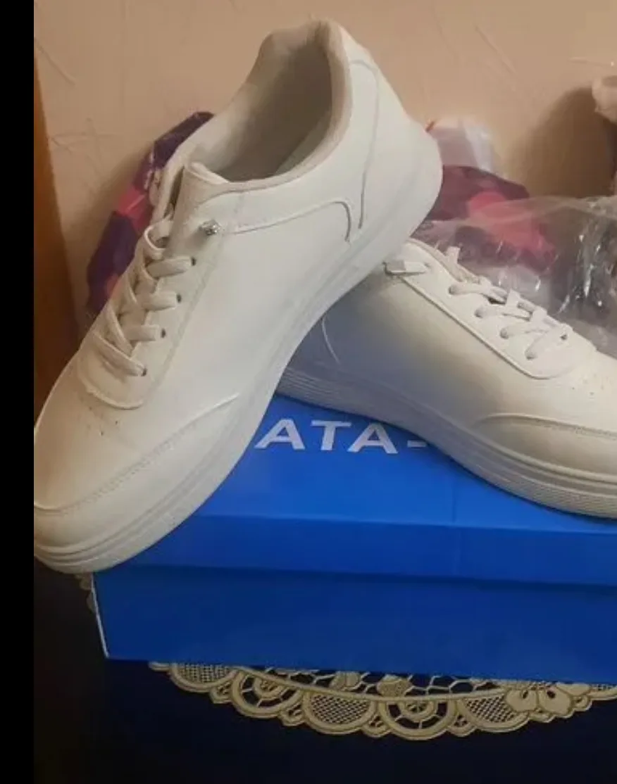 Продам кеды женские. Состояние новое,одевались один раз, не подошёл размер. Р.40(на 39)...