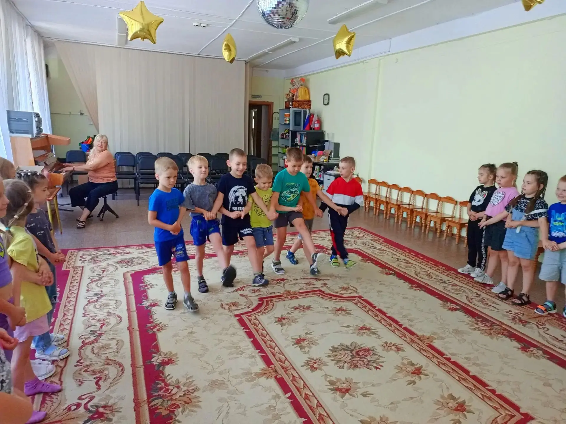 Воспитанники старшей и подготовительной группы погрузились в мир русской народной культуры на музыка