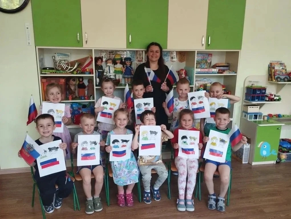 🇷🇺 Творчество юных патриотов: как наши ребята поздравили Россию!

В преддверии Дня России наш детс
