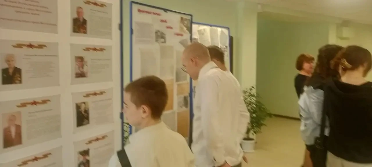 Экскурсия в архив: погружение в историю!  Учащиеся 7-9 классов вместе с учителем истории Подобиной А