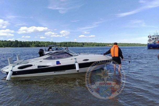 Под Шлиссельбургом катер с пассажирами сел на мель, на острове под Приозерском спасали мужчину без с
