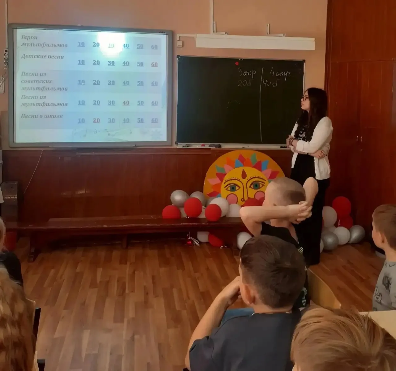 🎶 Утро в лагере "Солнышко" началось с жарких соревнований. В нашей гостиной прошёл турнир «Угадай м