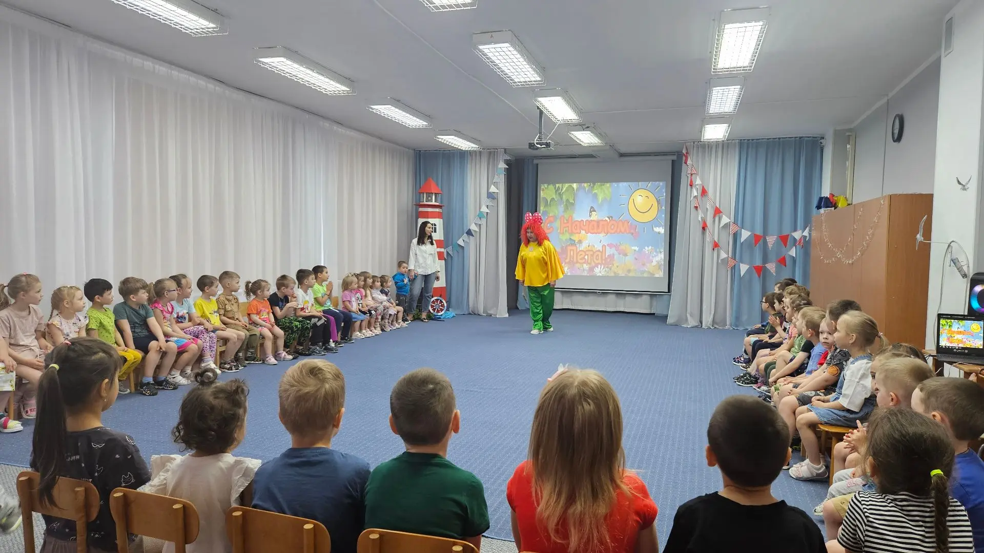 В нашем детском саду сегодня шумно и весело: ребята веселятся, танцуют и играют.
Сегодня особенный д