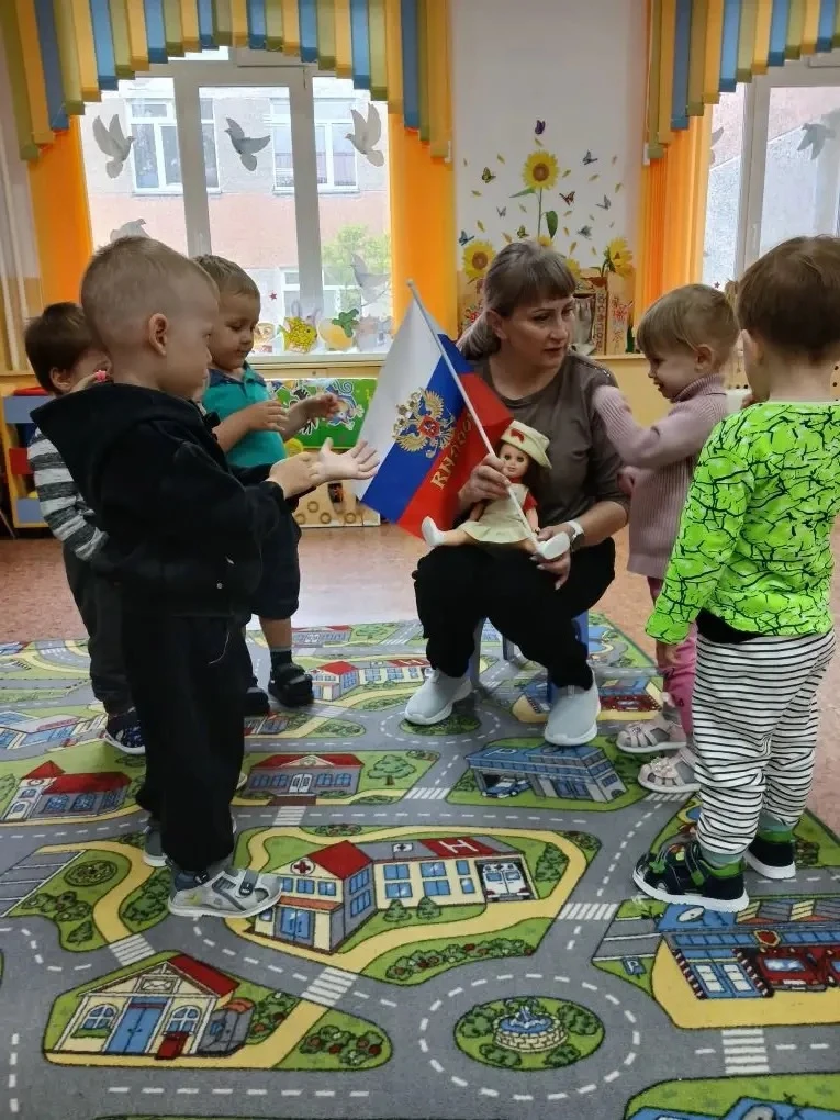 🇷🇺 Готовимся ко Дню России вместе! 

Малыши из первой младшей группы «Ладушки» познакомились с одн