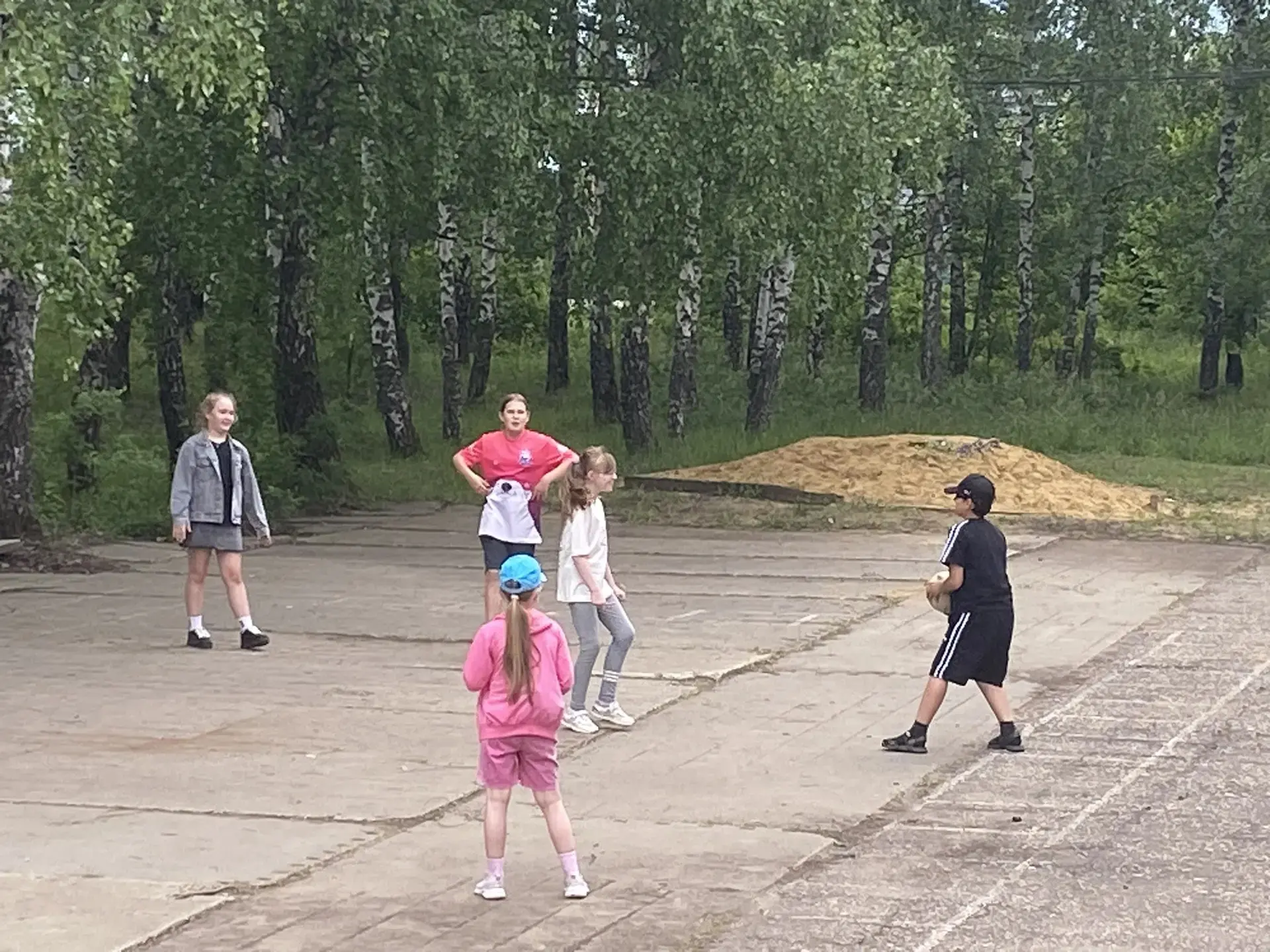 Сегодняшний день в лагере посвящен дружбе. После энергичной зарядки и полезного завтрака ребята посе