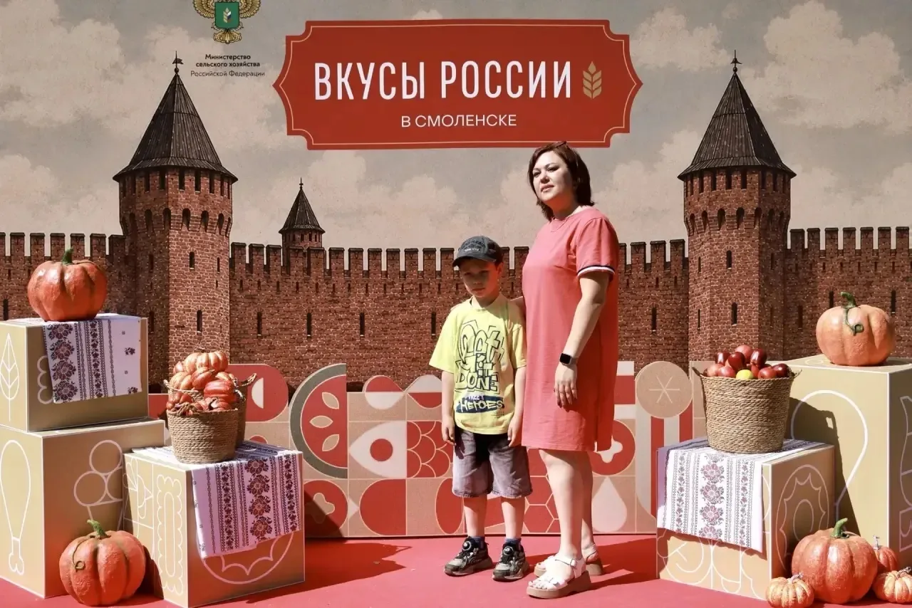 Яркий, масштабный праздник на любой вкус. В Смоленске в Лопатинском саду на Массовом поле проходит В