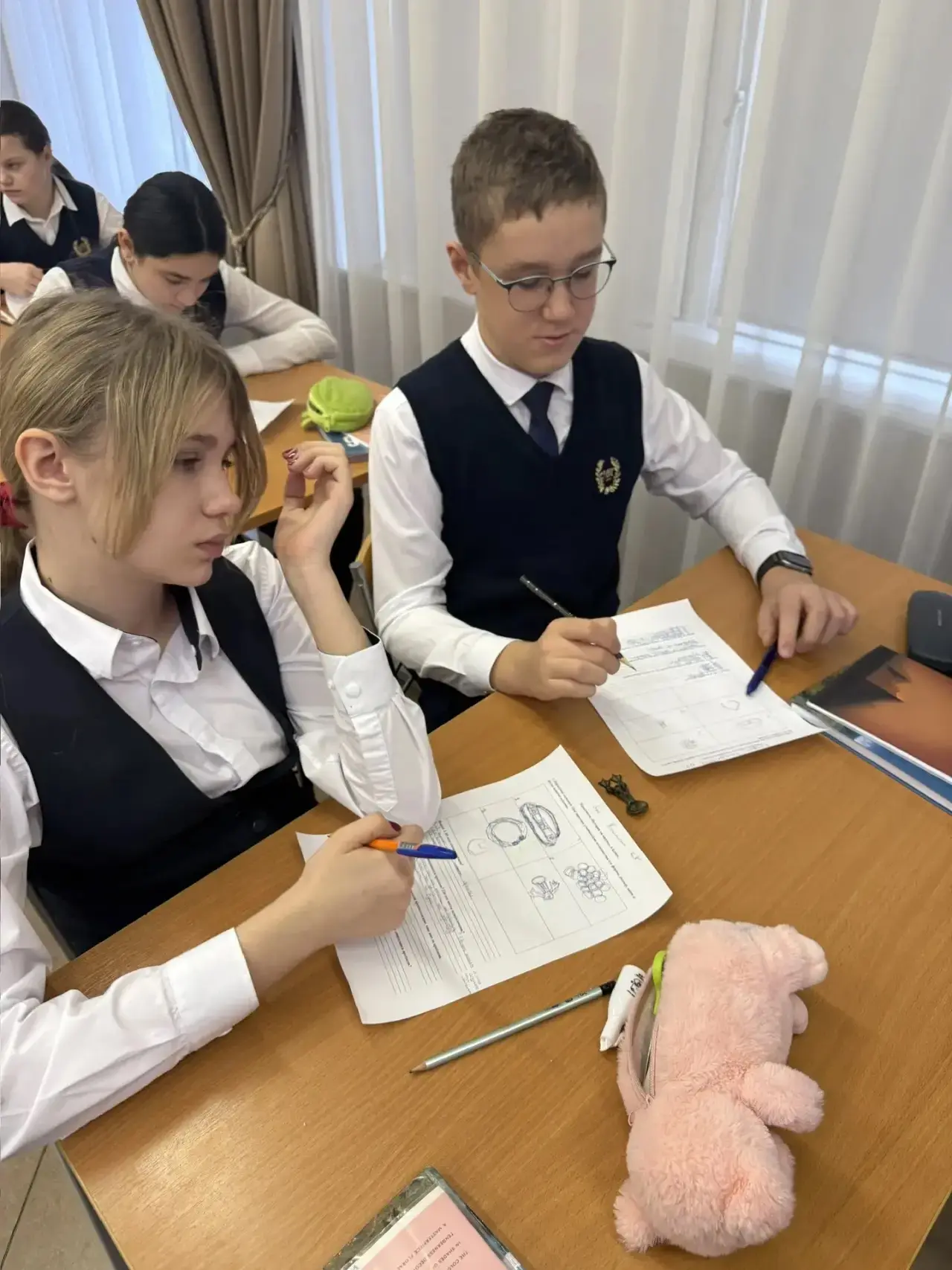 Практикум «История на ощупь»  А на уроке истории в рамках практикума «История на ощупь» 6А класс поз