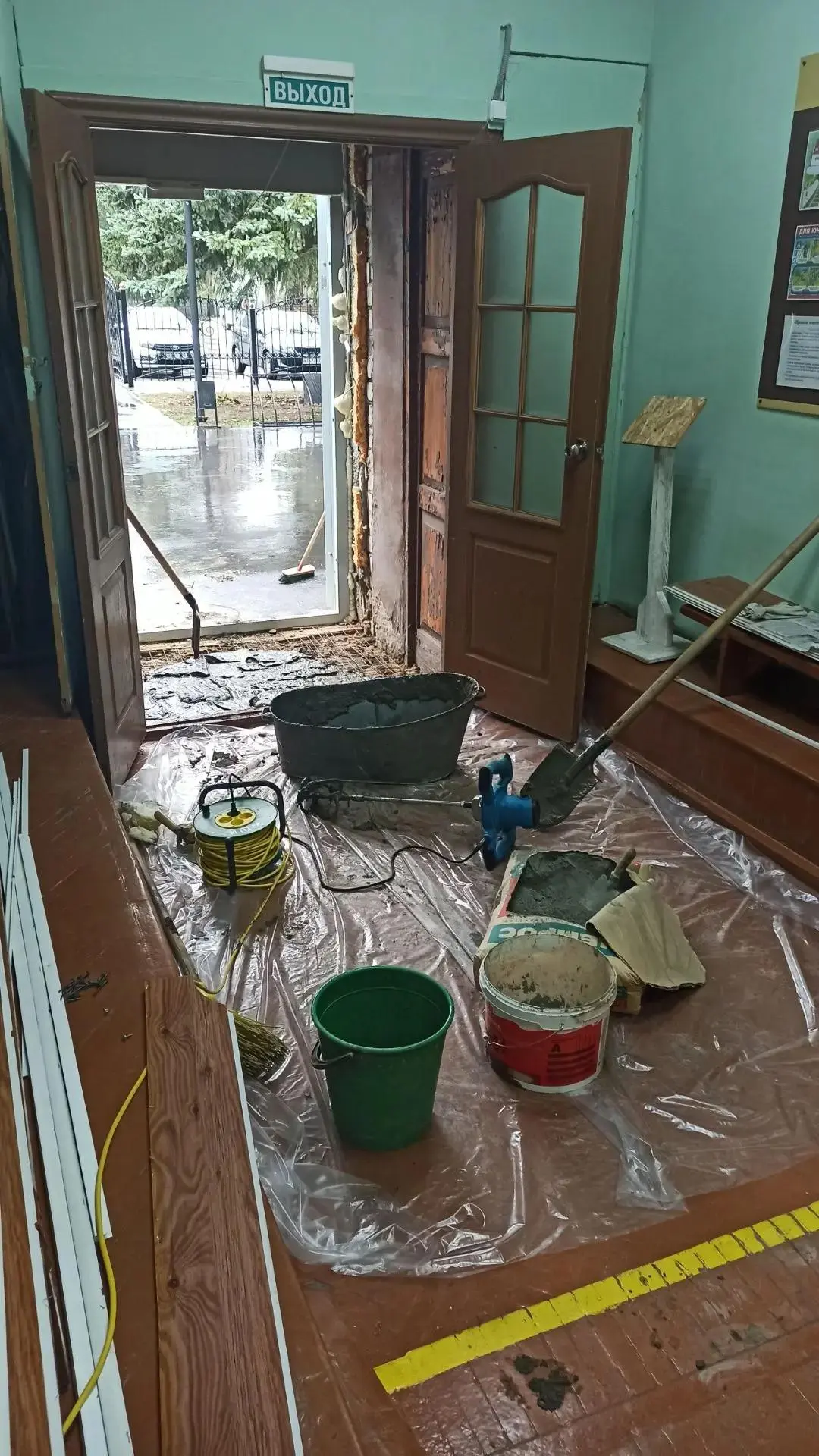 Продолжаем подготовку помещений школы к новому учебного году.