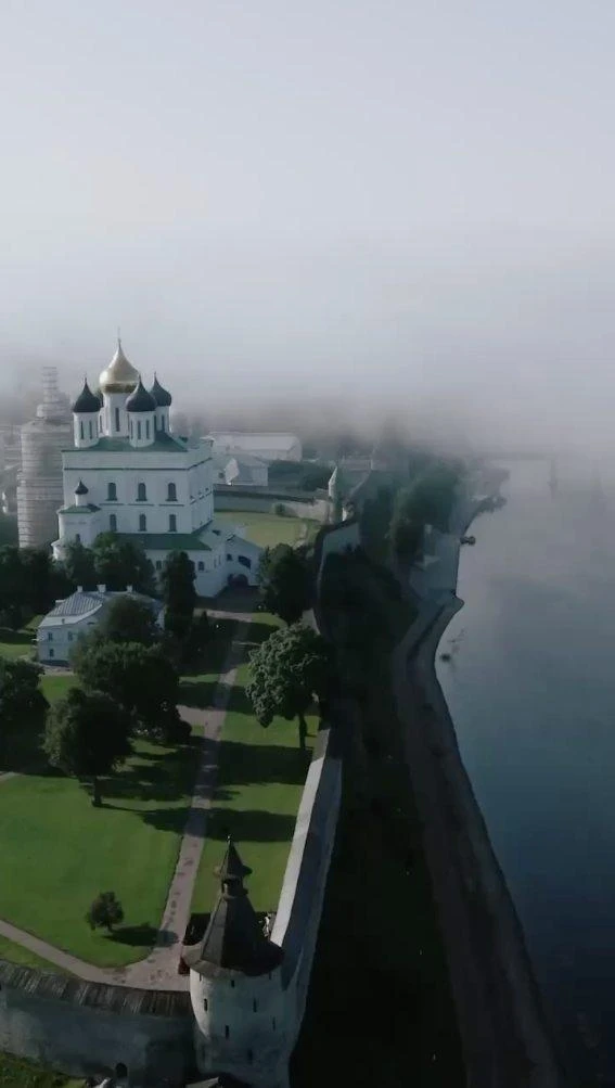 Троицкий собор Псковского кремля —  жемчужина псковской архитектуры.
 #Псков

Разгадка нашей виктори