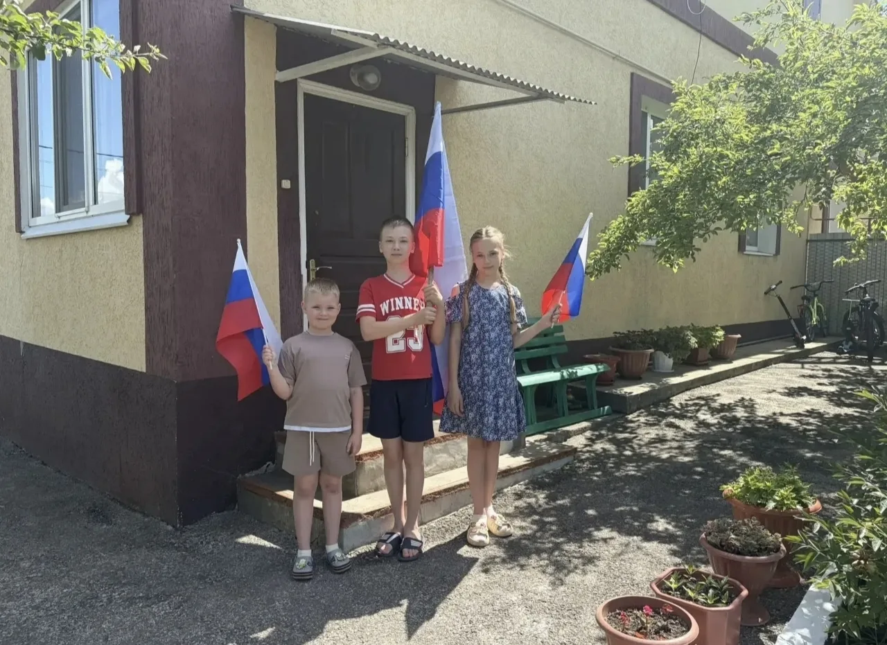 #ДеньРоссии
Разноцветный флаг родной,
Им гордимся мы с тобой!
Все его узнают дети,
Самый лучший флаг