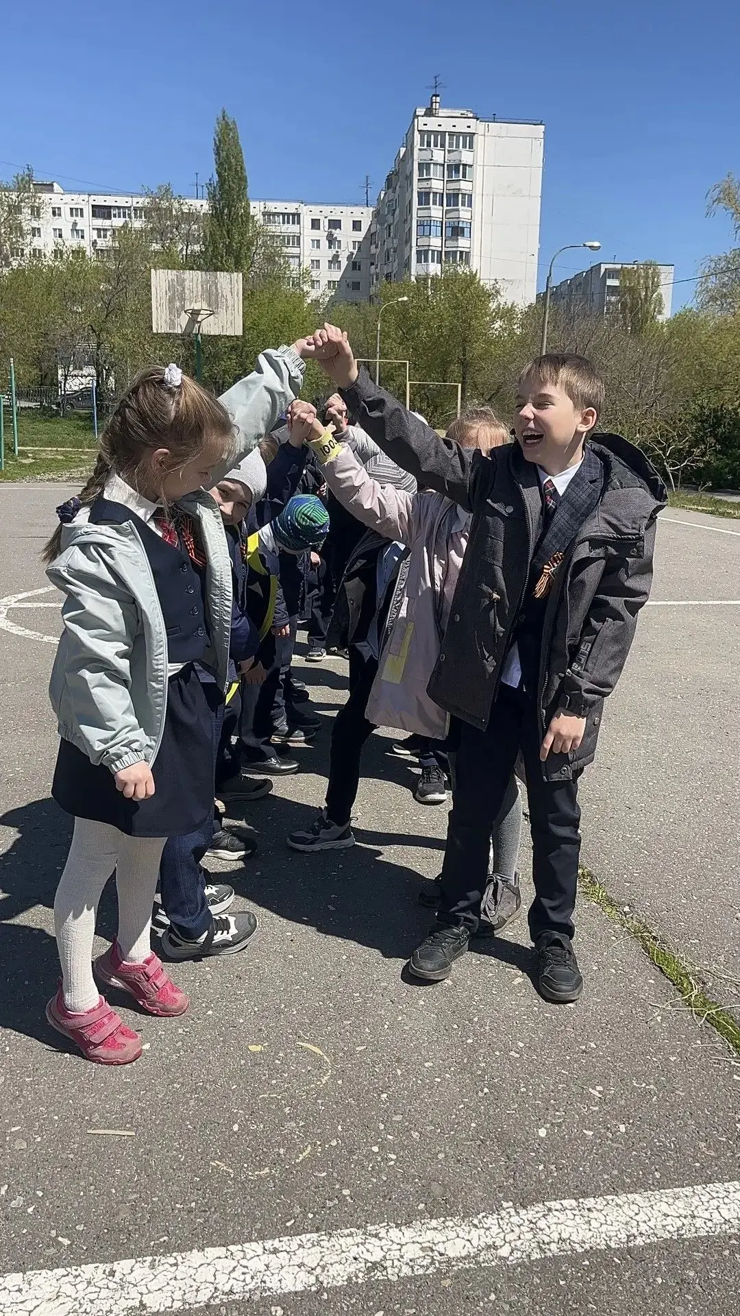 Сегодня солнце на улице всеми силами зазывало 1Б класс гулять, поэтому мы решили отпраздновать день 