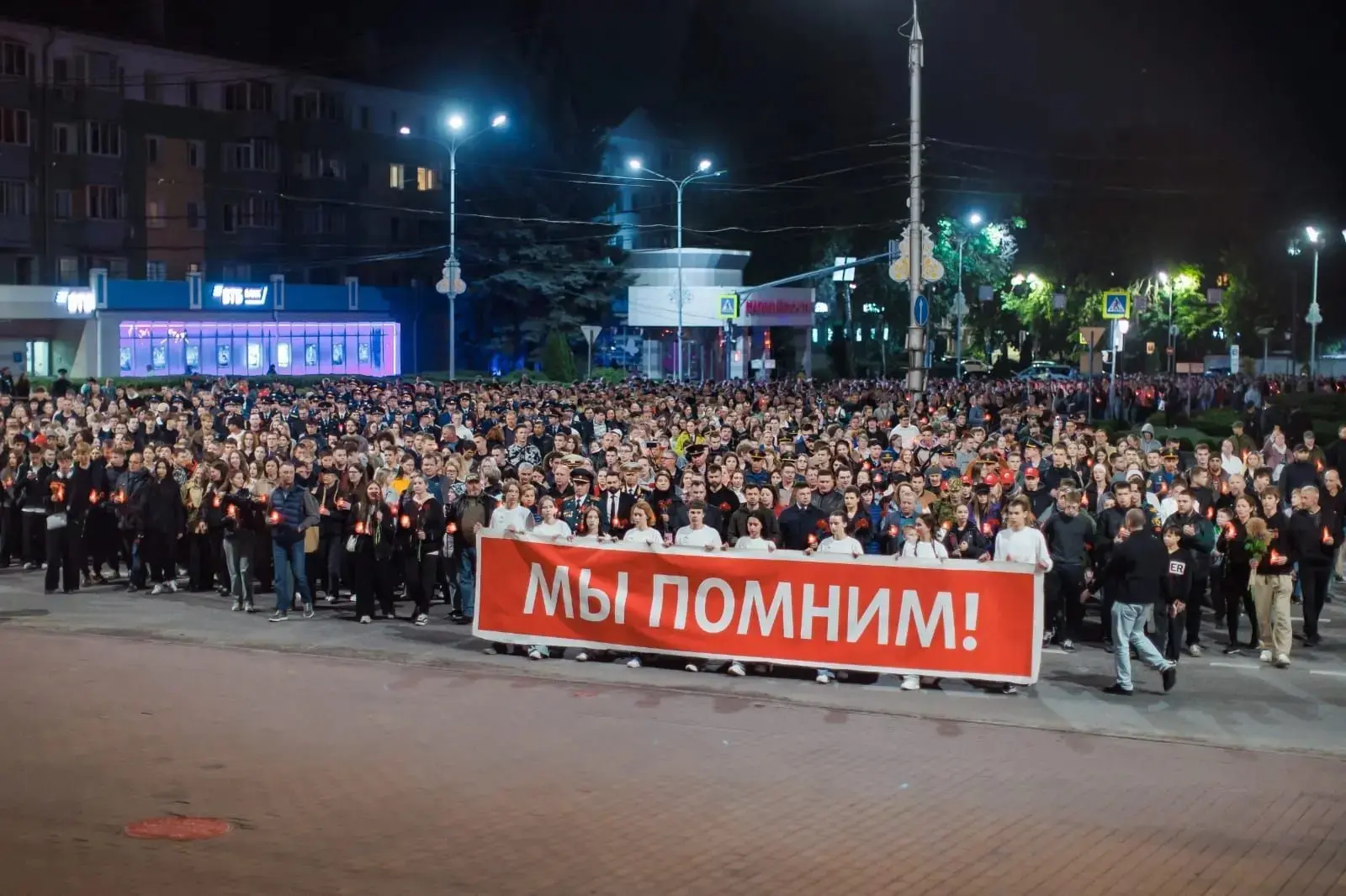Выпускники 11а класса нашей школы в 21-й раз приняли участие в мероприятии «Свеча памяти», которое т