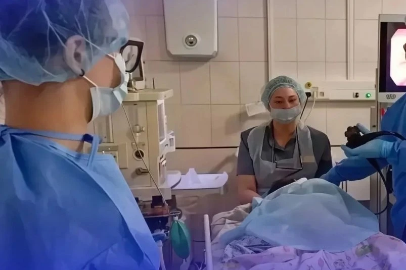 👨‍⚕️У девочки в Приморье застряла сережка от пирсинга с языка, которую она случайно проглотила  В эн