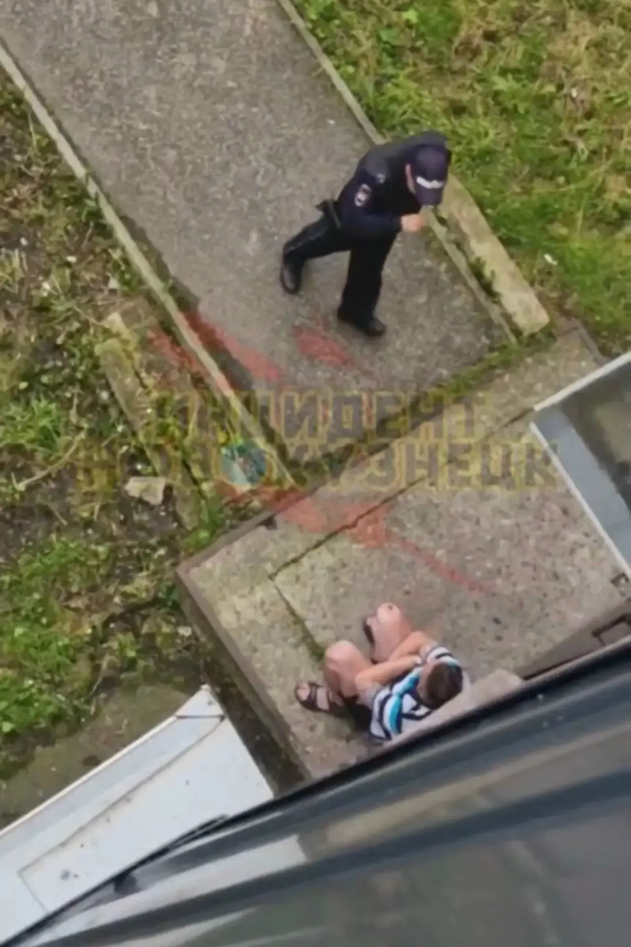 🚨 В Новокузнецке мужчина повредил припаркованные автомобили и устроил дебош во дворе