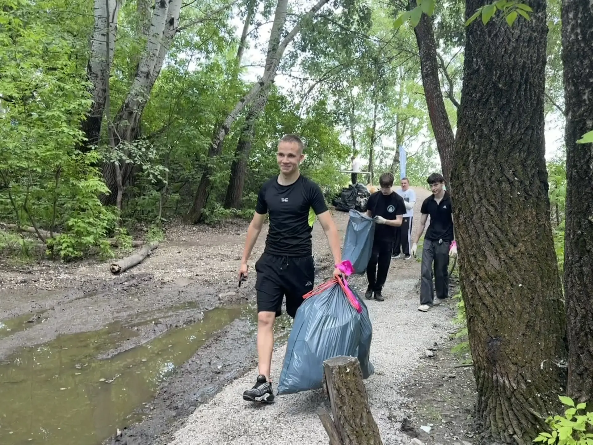 🌊«ЭКОволна РВК»: сотрудники водоканала и молодежь города объединились для очистки берегов реки Ворон