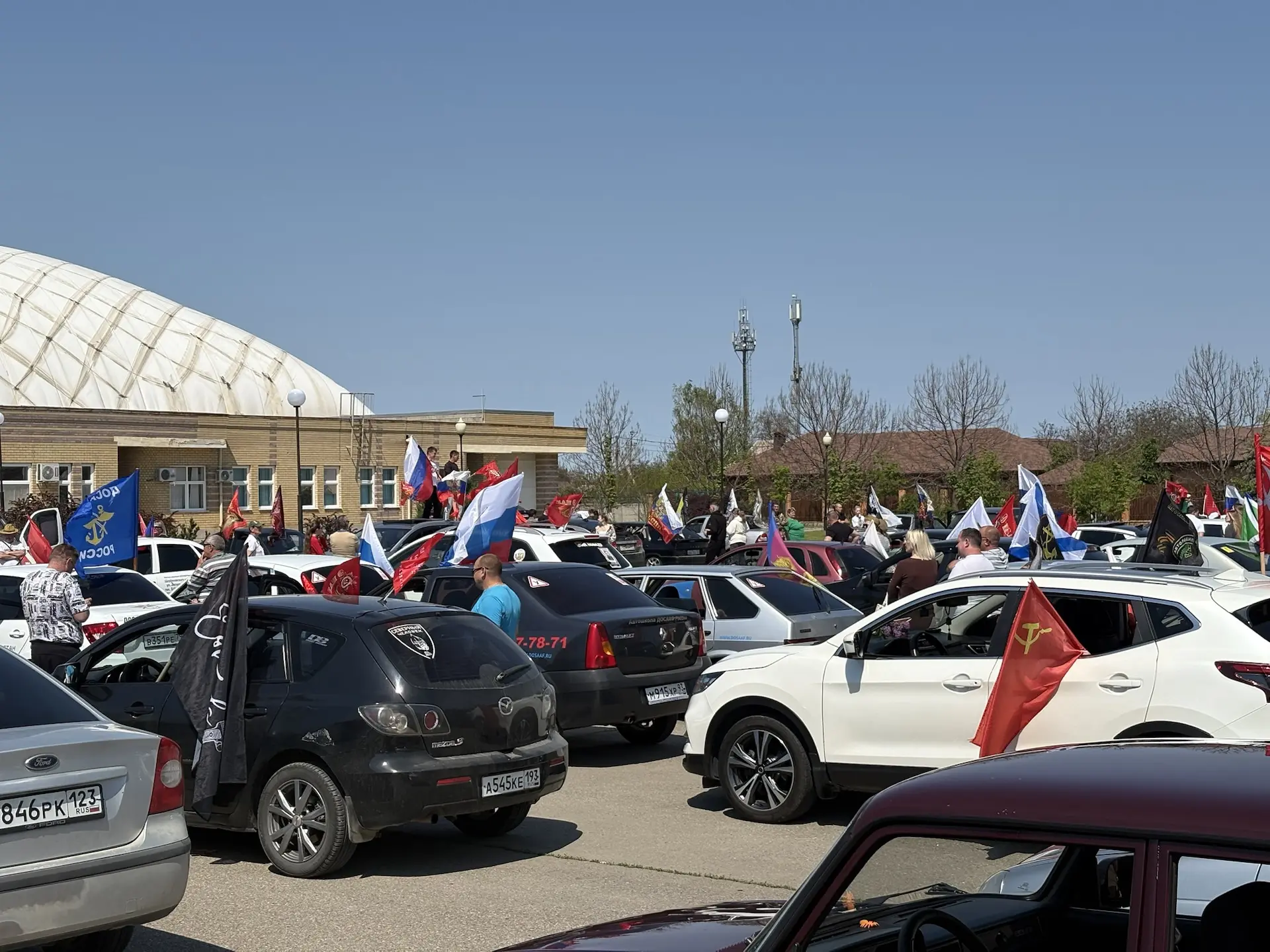 Сегодня, в День Победы, по райцентру ярко, шумно и сплочённо проехал автомарш.   Флаги России, Знамё