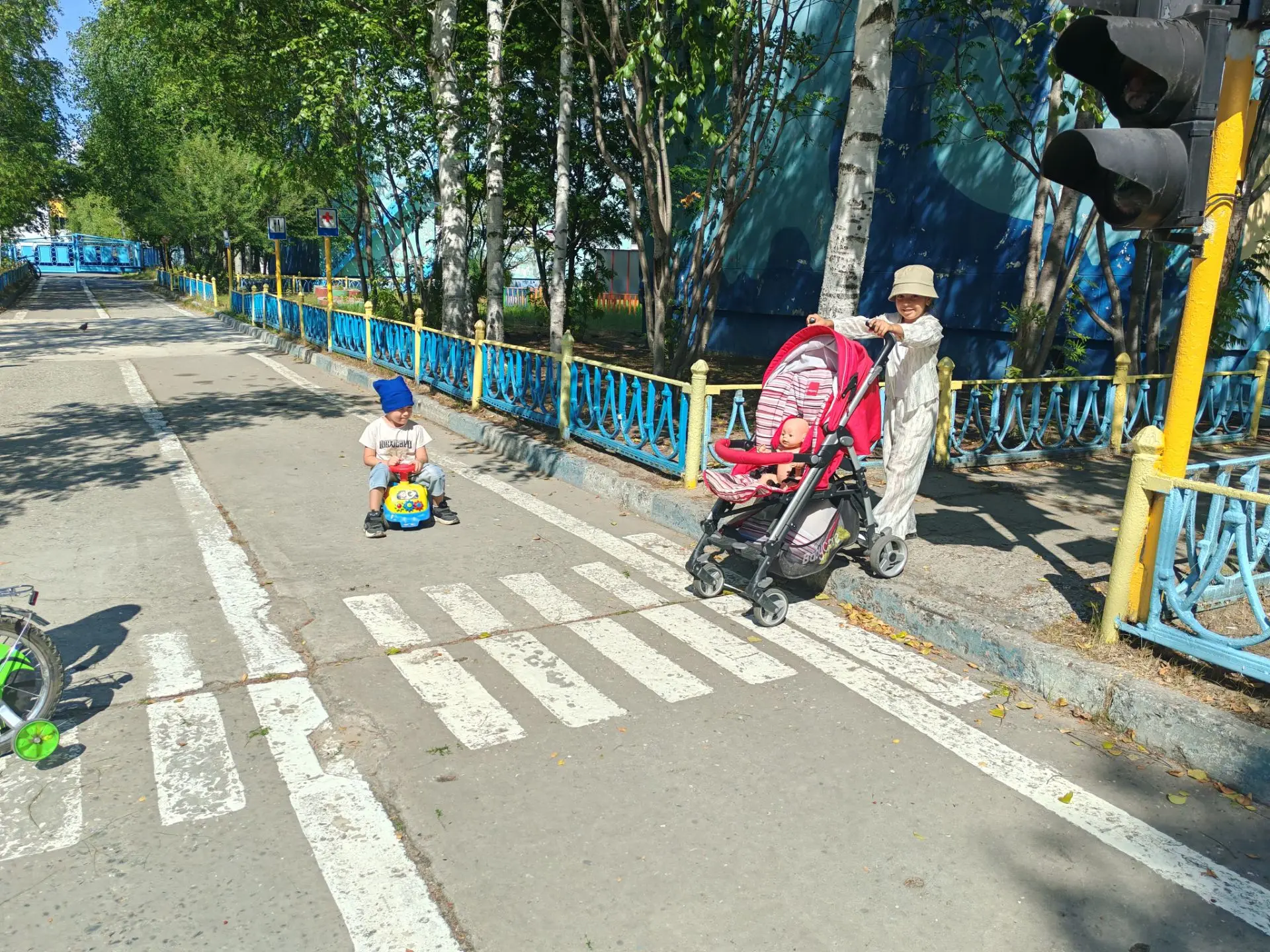 Летние дворы полны движения. Все дети осваивают колеса.

🚦В рамках окружной акции «Безопасное лето»