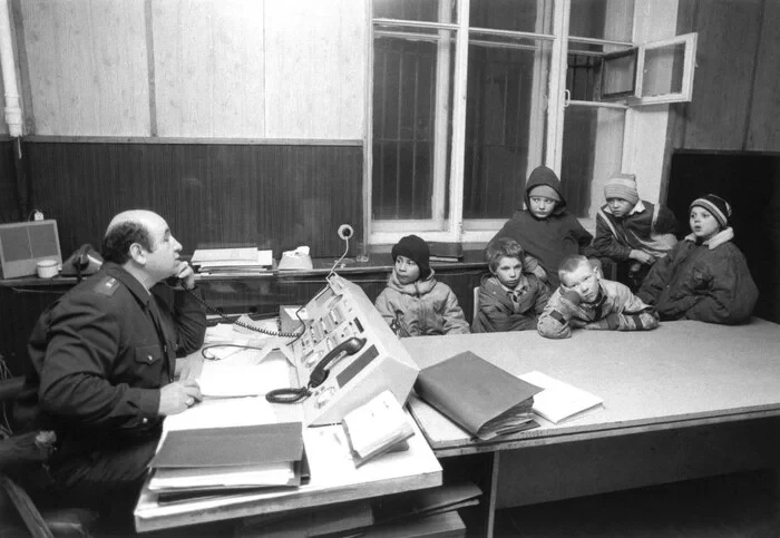 Очень грустный и тяжёлый кадр, отражающий обратную сторону 90-х. Задержанные беспризорники в отделен