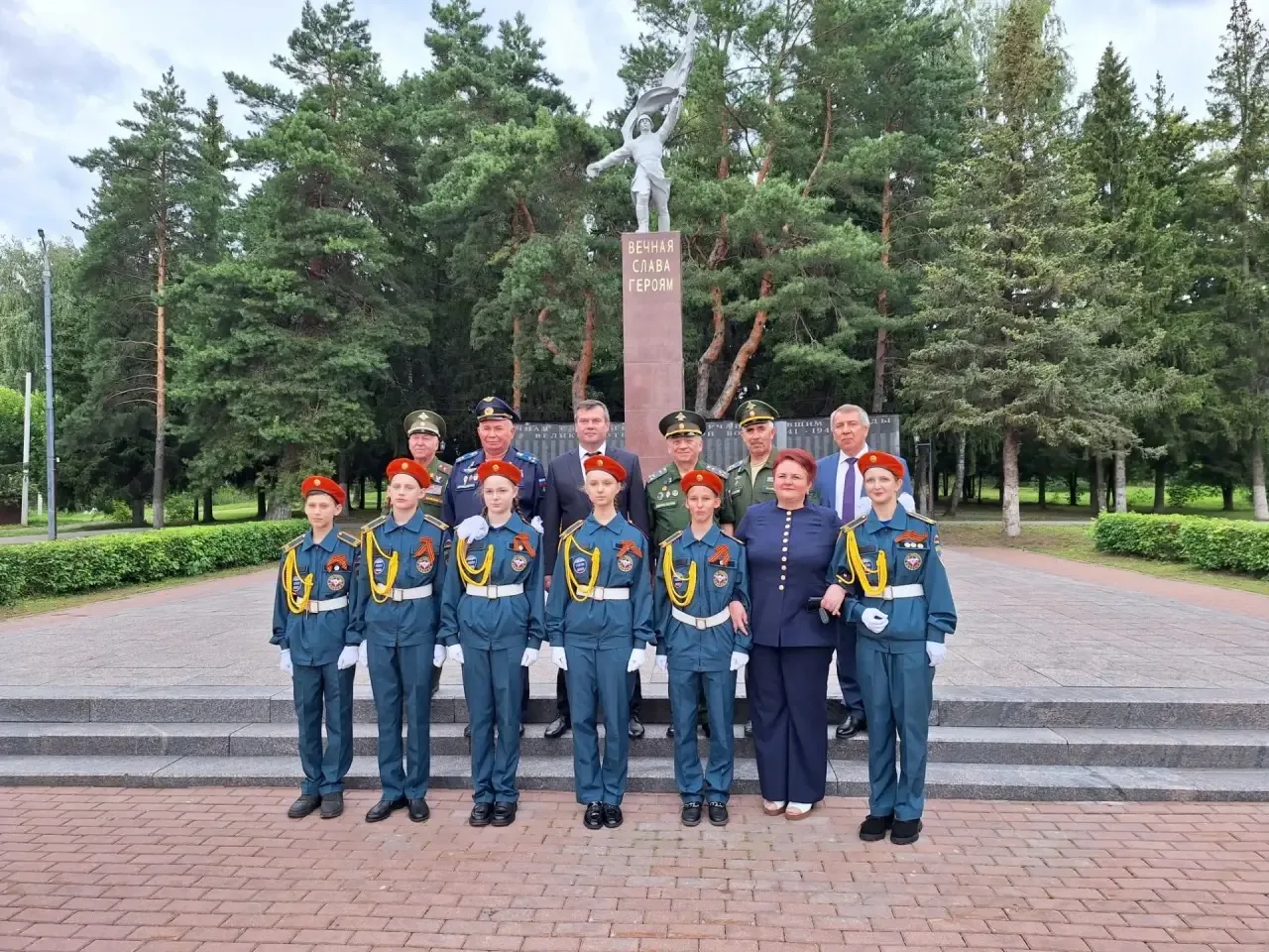 🕊 Память жива: кадеты Емельяновской школы почтили подвиг героев в День города Озёры