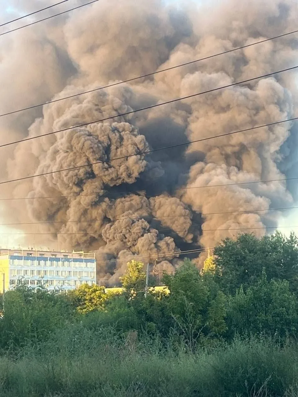Мощнейший пожар в Днепропетровске после прилёта российских дронов-камикадзе.