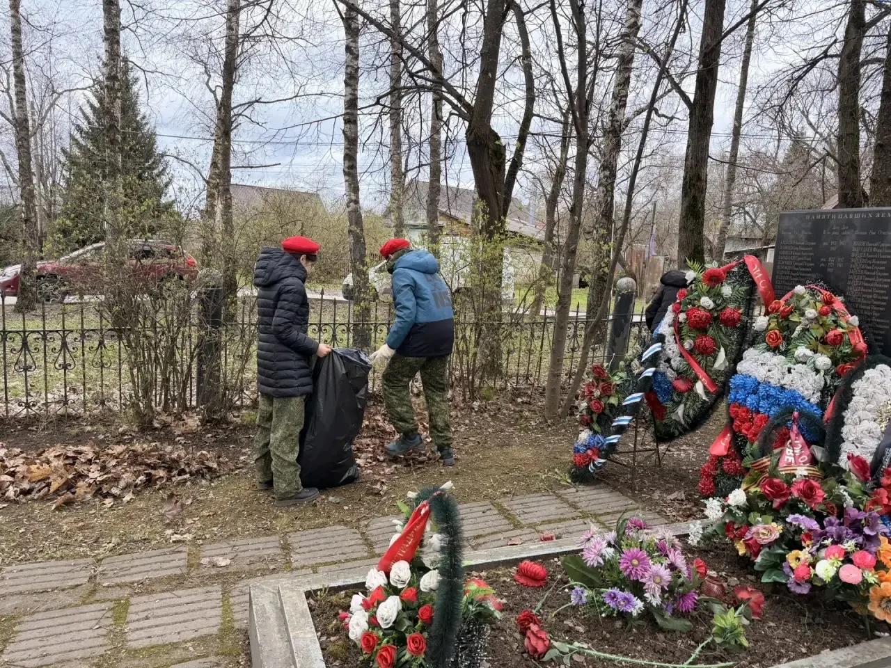 Юнармейцы отряда «Сокол» приняли участие в акции «Я помню» и провели уборку на территории братской м