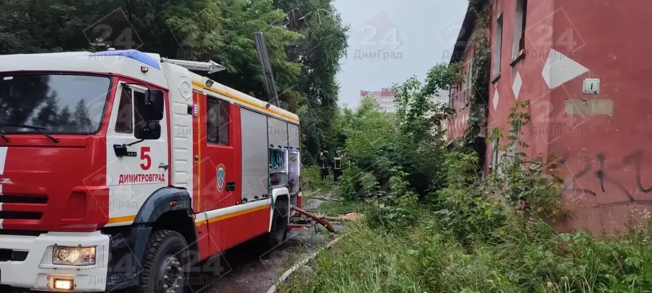 Пожар в одном из заброшенных домов по улице Победы.